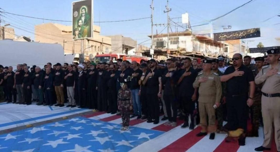 العربی الجدید: ۵ افسر عراقی پس از لگدکوب کردن پرچم آمریکا در شمال بغداد برکنار شدند