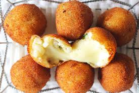 طرز تهیه توپک پنیری ترد و خوشمزه