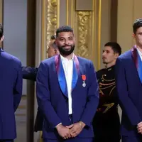 شاگرد عطایی در آغوش رئیس جمهور فرانسه!