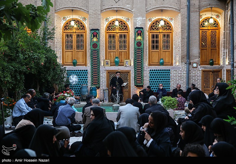 مراسم روضه اباعبدالله الحسین (ع) در خانه تاریخی نبوی قزوین