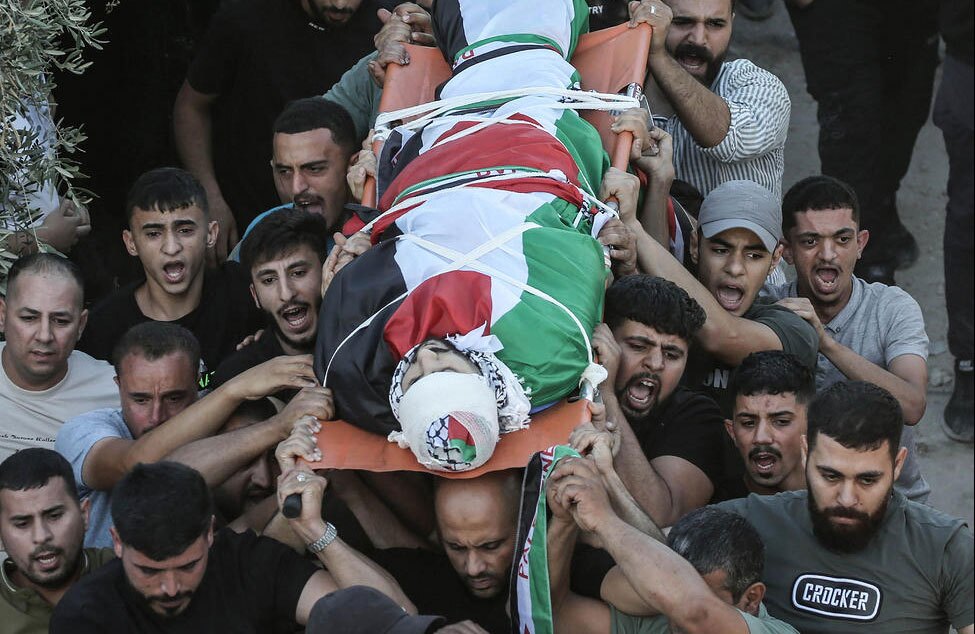 تشییع پیکر یک جوان 23 ساله فلسطینی به شهادت رسیده به دست ارتش اسرائیل 