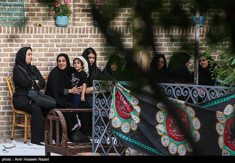مراسم روضه اباعبدالله الحسین (ع) در خانه تاریخی نبوی قزوین