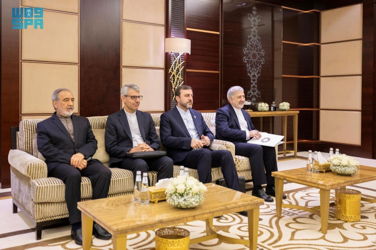 عکس/ دیدار و گفتگوی عراقچی با خالد بن سلمان وزیر دفاع عربستان