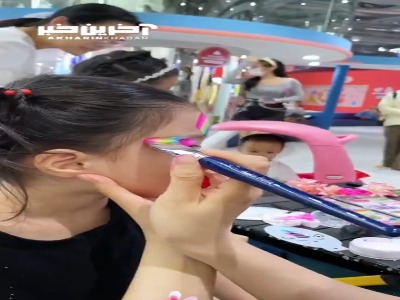 نقش پروانه روی صورت دخترک شیطون