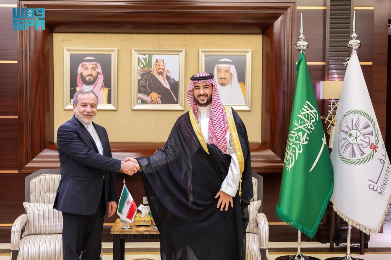 عکس/ دیدار و گفتگوی عراقچی با خالد بن سلمان وزیر دفاع عربستان
