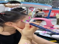 نقش پروانه روی صورت دخترک شیطون