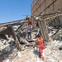 اولین تصاویر از عملیات نجات ۵ نفر از زیر آوار ساختمانی در تهران 