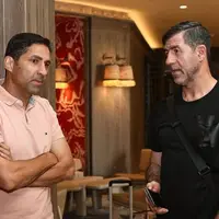عکس/ استقبال وحید هاشمیان سرمربی جدید پرسپولیس از بازیکنان پس از ورود به ترکیه