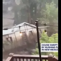 شناور شدن یک خانه کامل در سیل خروشان نیومکزیکو