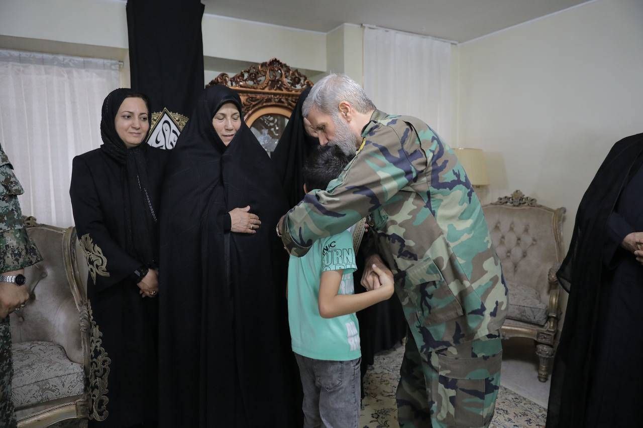 دیدار فرمانده کل ارتش با خانواده شهید سرهنگ بوستان‌افروز