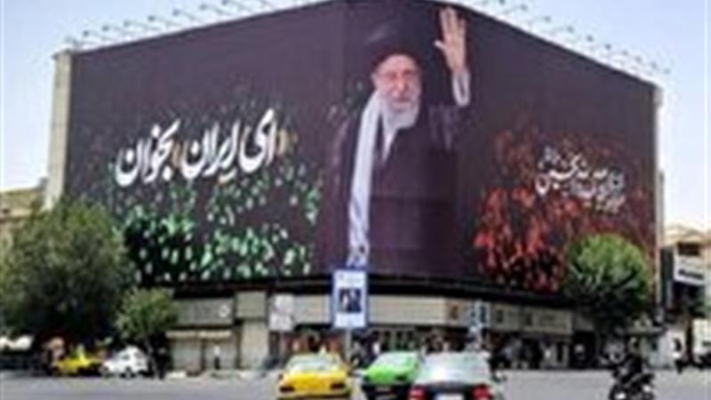 طرح هنرمند البرزی روی دیوارنگاره میدان انقلاب تهران رفت