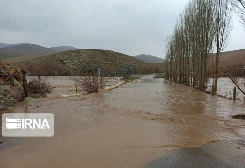 طغیان رودخانه‌های فصلی سبب بسته شدن ۲ جاده در مرکز استان شد