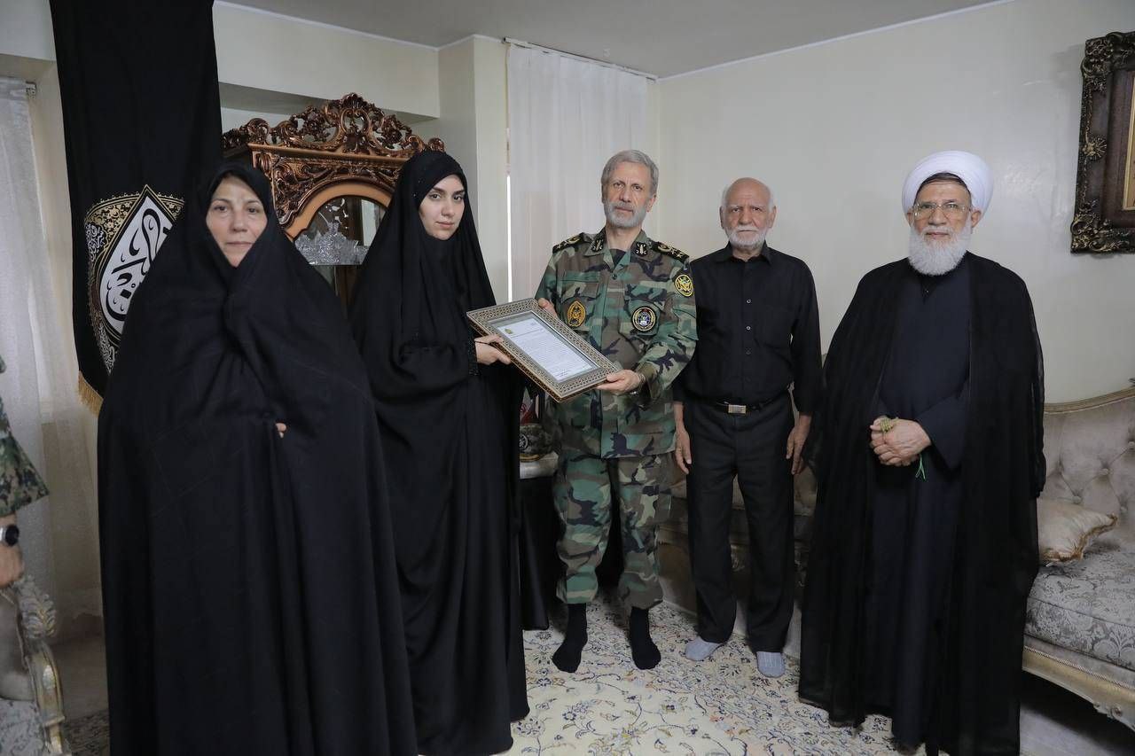 دیدار فرمانده کل ارتش با خانواده شهید سرهنگ بوستان‌افروز