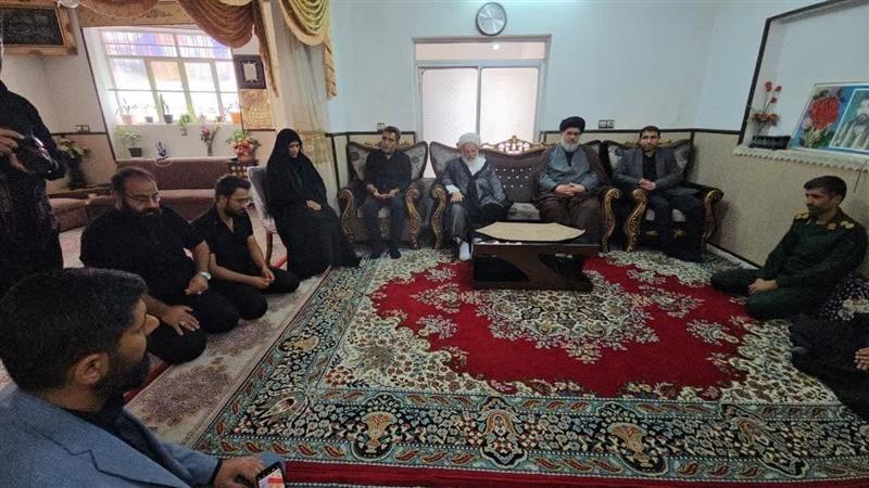 امام جمعه یزد به دیدار خانواده ۲ شهید تجاوز رژیم صهیونی در بافق رفت