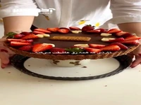 تارت شکلاتی با بیسکویت لوتوس و توت‌فرنگی