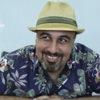 تصویری قدیمی از رضا عطاران و حسن جوهرچی در حیاط بیت رهبری