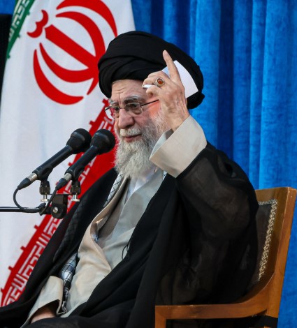 فتوای آیتالله نوری همدانی درباره حکم محاربه تهدیدکنندگان رهبری در قم بررسی شد
