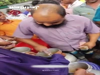 شیوه عجیب سنجش کیفیت شیر در بازار شیرفروشان بنگلادش