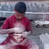 تصاویر ناراحت‌کننده از جمع‌آوری آرد از زمین توسط کودکی در غزه