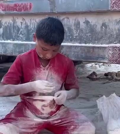 تصاویر ناراحت‌کننده از جمع‌آوری آرد از زمین توسط کودکی در غزه