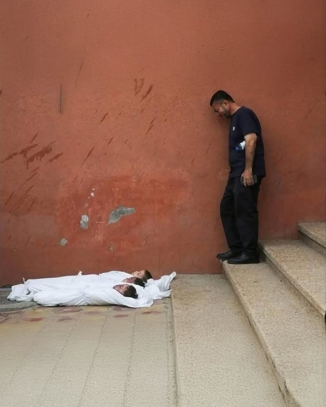 عکس/ تصویری دردناک از نگاه مرد فلسطینی به پیکر سه فرزند شهیدش