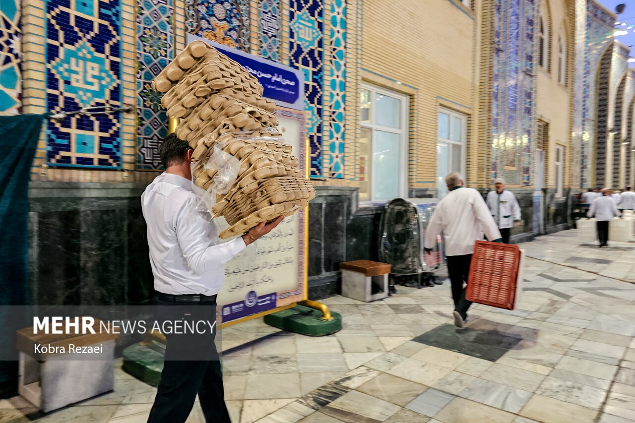 عکس/ خادمان گمنام حرم مطهر رضوی 