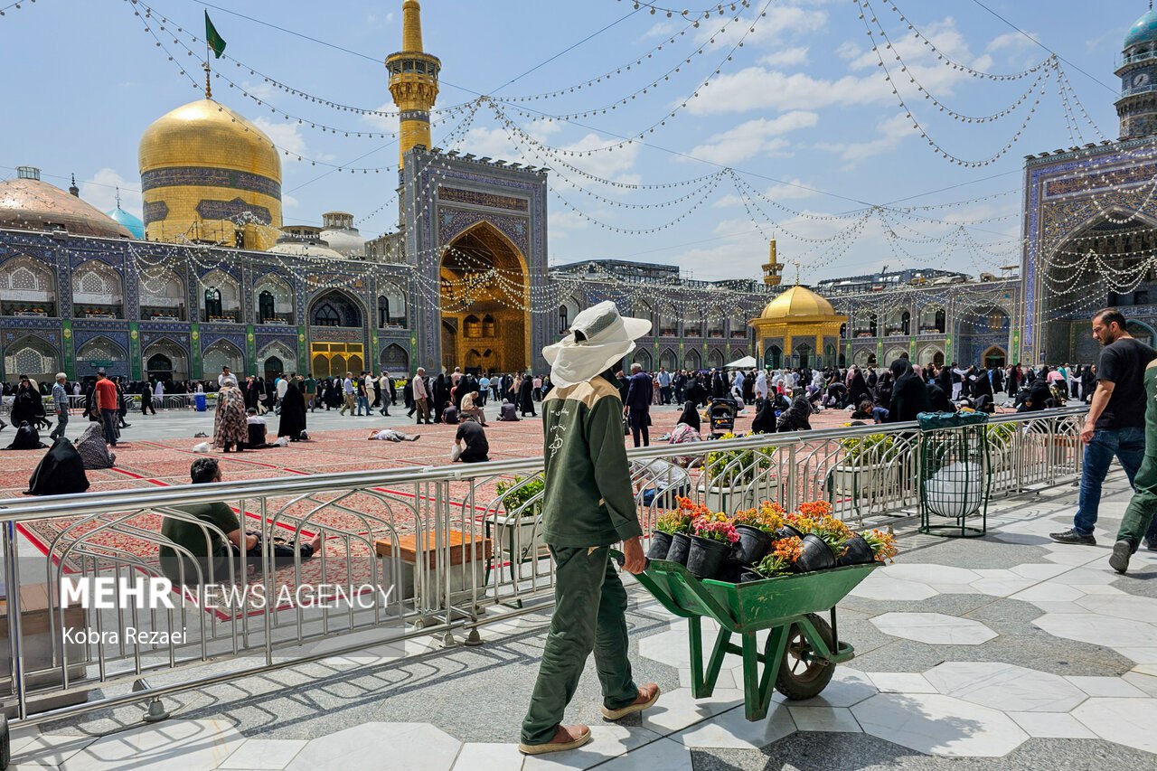 عکس/ خادمان گمنام حرم مطهر رضوی 