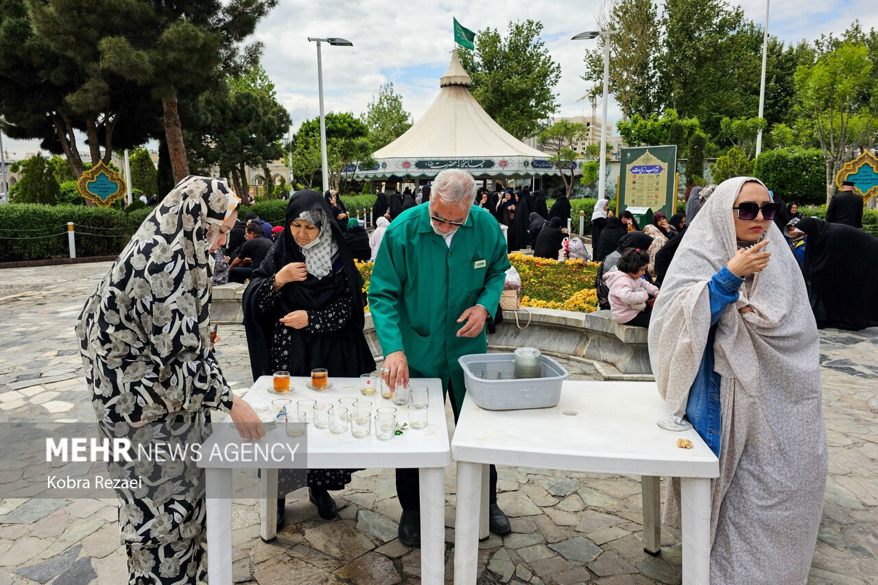 عکس/ خادمان گمنام حرم مطهر رضوی 