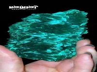 نمایی نزدیک از کریستال مالاکیت مخملی