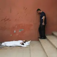 عکس/ تصویری دردناک از نگاه مرد فلسطینی به پیکر سه فرزند شهیدش