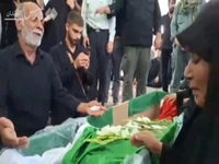 وداع پدر و مادر شهید جعفری‌نیا با فرزندشان