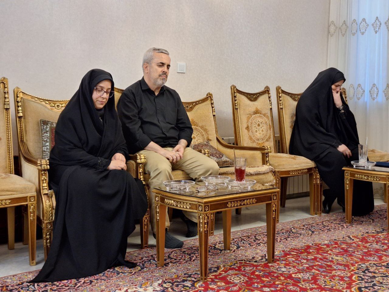 عکس/ دیدار مخبر با خانواده شهید سپهبد محمد باقری