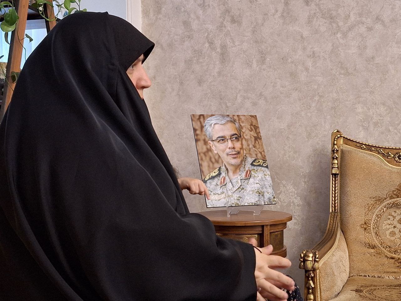 عکس/ دیدار مخبر با خانواده شهید سپهبد محمد باقری