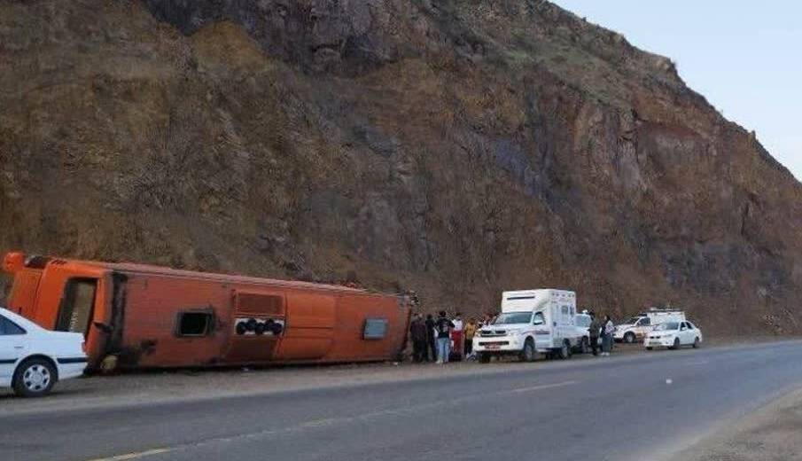 واژگونی اتوبوس ۱۶ مصدوم بر جا گذاشت