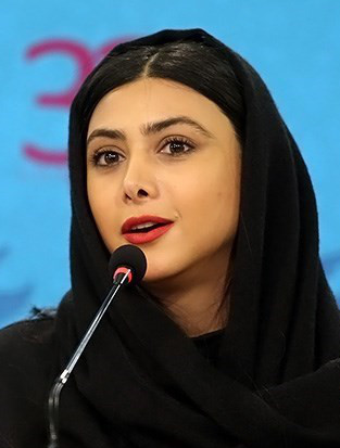 چهره ها/ ژست و استایل هنری آزاده صمدی در یک آرت گالری