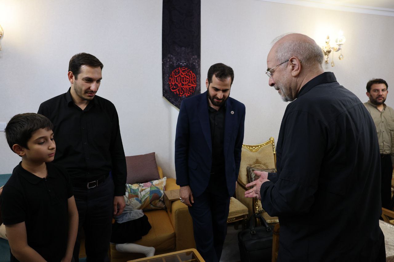 عکس/ دیدار قالیباف با دو دختر و برادر سپهبد شهید باقری 