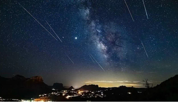 امشب آسمان چناران میزبان بارشهای شهابی «بَرساوُشی» است