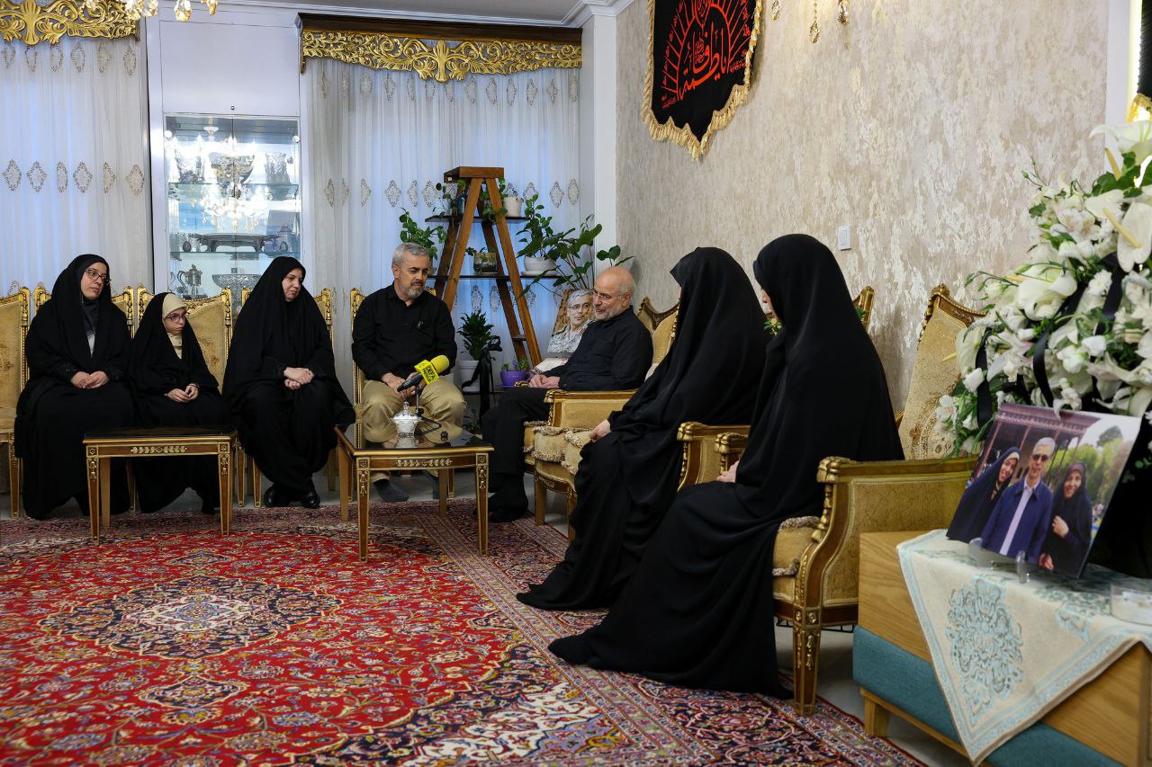 عکس/ دیدار قالیباف با دو دختر و برادر سپهبد شهید باقری 
