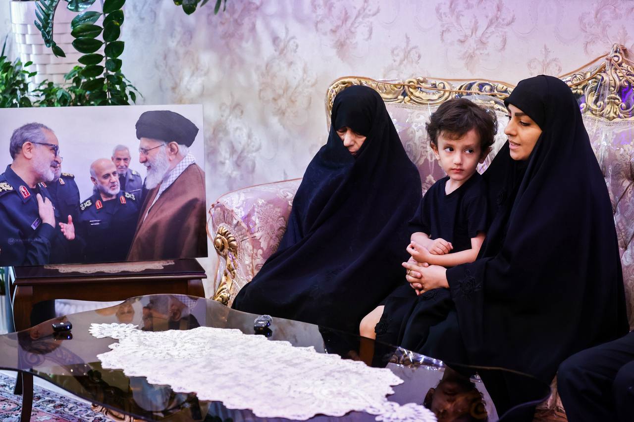 عکس/ حضور قالیباف در منزل سپهبد شهید علی شادمانی