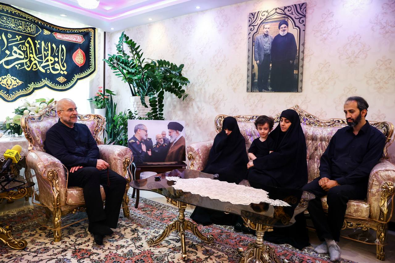 عکس/ حضور قالیباف در منزل سپهبد شهید علی شادمانی