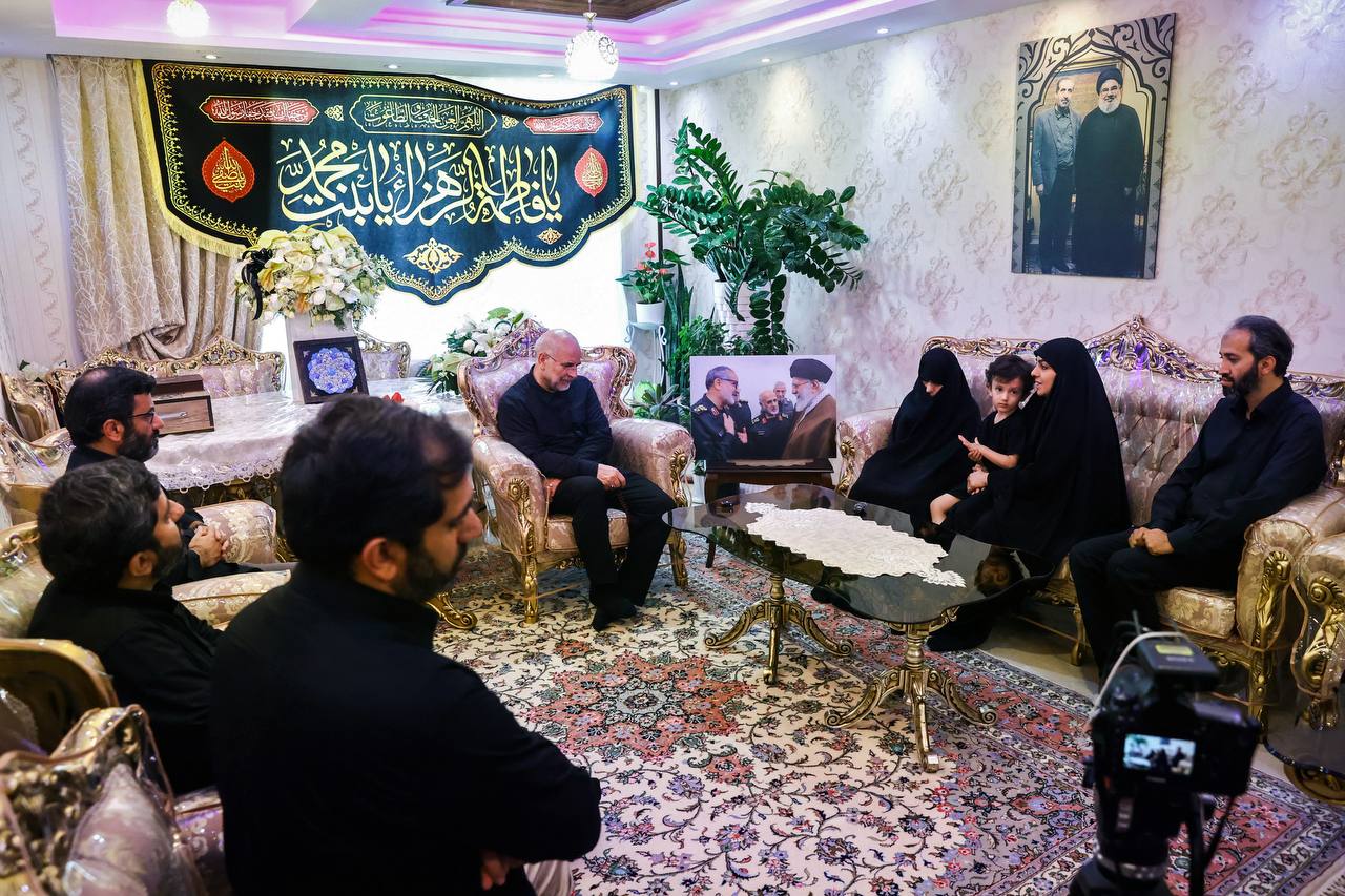 عکس/ حضور قالیباف در منزل سپهبد شهید علی شادمانی