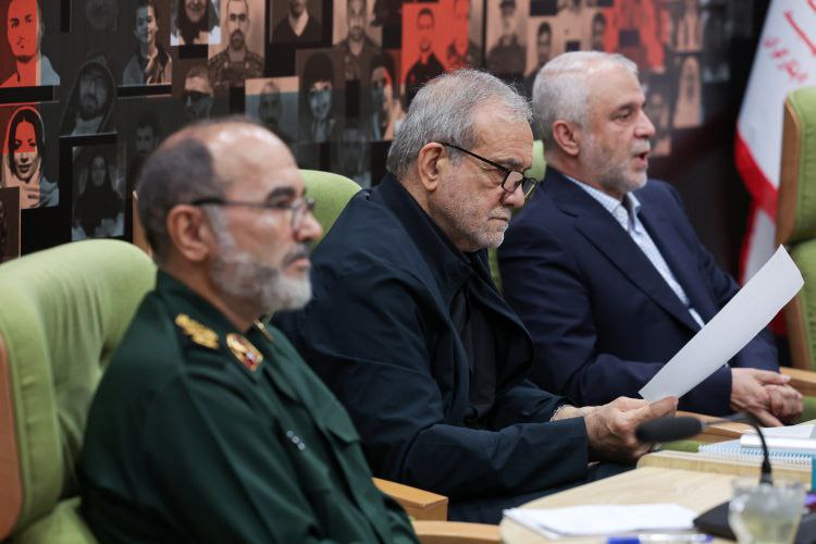 حضور پزشکیان در نشست با رئیس و معاونین بنیاد شهید