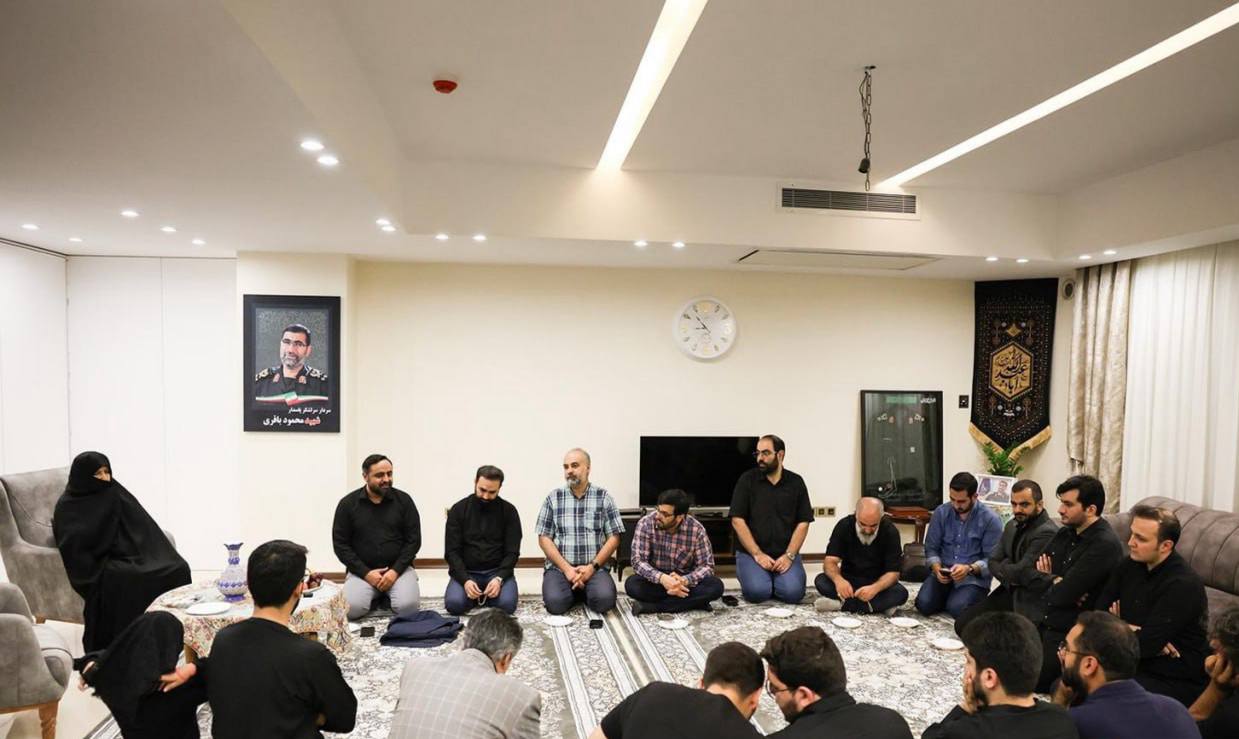 عکس/ حضور اصحاب رسانه در منزل فرمانده شهید حاج محمود باقری