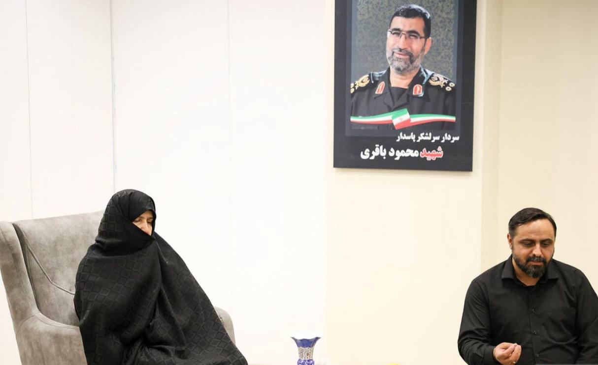 عکس/ حضور اصحاب رسانه در منزل فرمانده شهید حاج محمود باقری