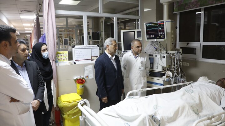 عیادت رئیس دانشگاه علوم‌پزشکی شیراز از مصدومان واژگونی اتوبوس