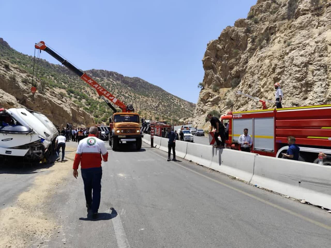 جزئیاتی از حادثه واژگونی اتوبوس در استان فارس