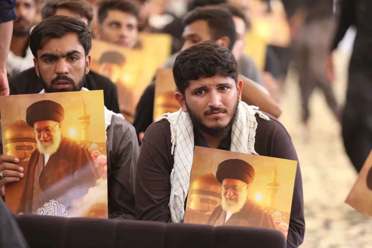 عکس/ تجدید بیعت دانشجویان پاکستانی با رهبر انقلاب در مراسم یوم حسین(ع) در کراچی