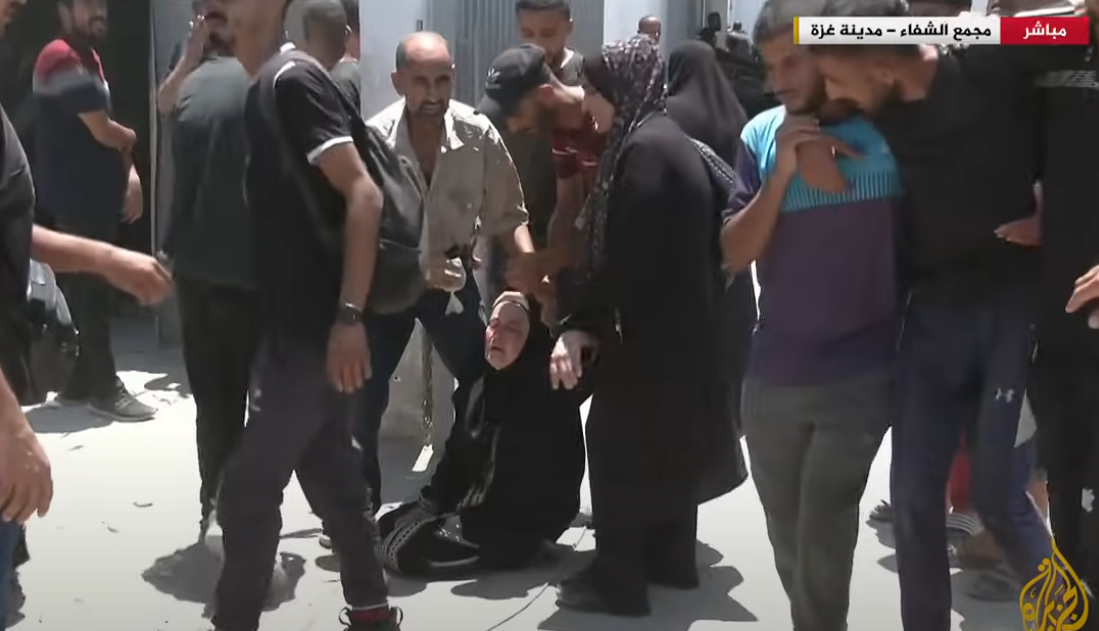 بغض خبرنگار در پخش زنده شکست: مردم غزه از گرسنگی در خیابان‌ها بر زمین می‌افتند