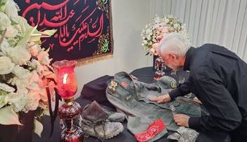 تصویر بوسه سعید جلیلی بر لباس نظامی شهید سردار سلامی