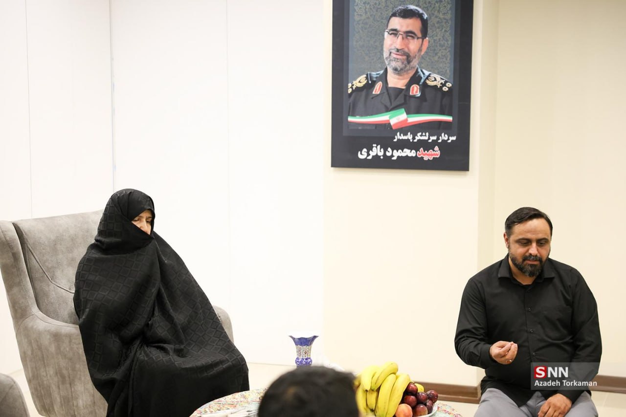 حضور جمعی از اصحاب رسانه در منزل سردار سرلشکر شهید محمود باقری